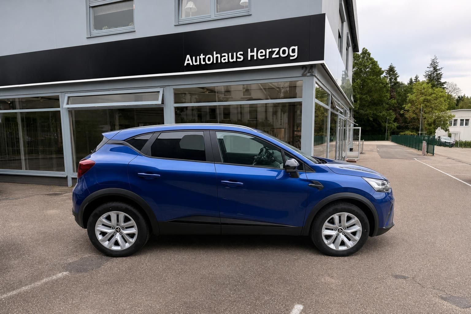 Blauer Mitsubishi SUV Seitenansicht vor Autohaus Herzog - Gebrauchtwagen zum Verkauf