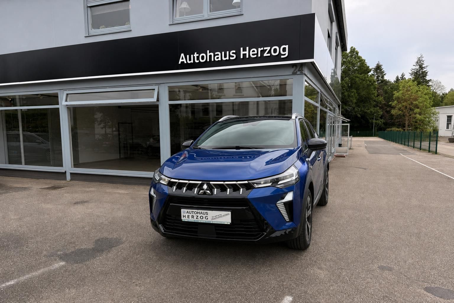 Blauer Mitsubishi SUV Frontansicht schräg - modernes Design mit Mitsubishi Kühlergrill