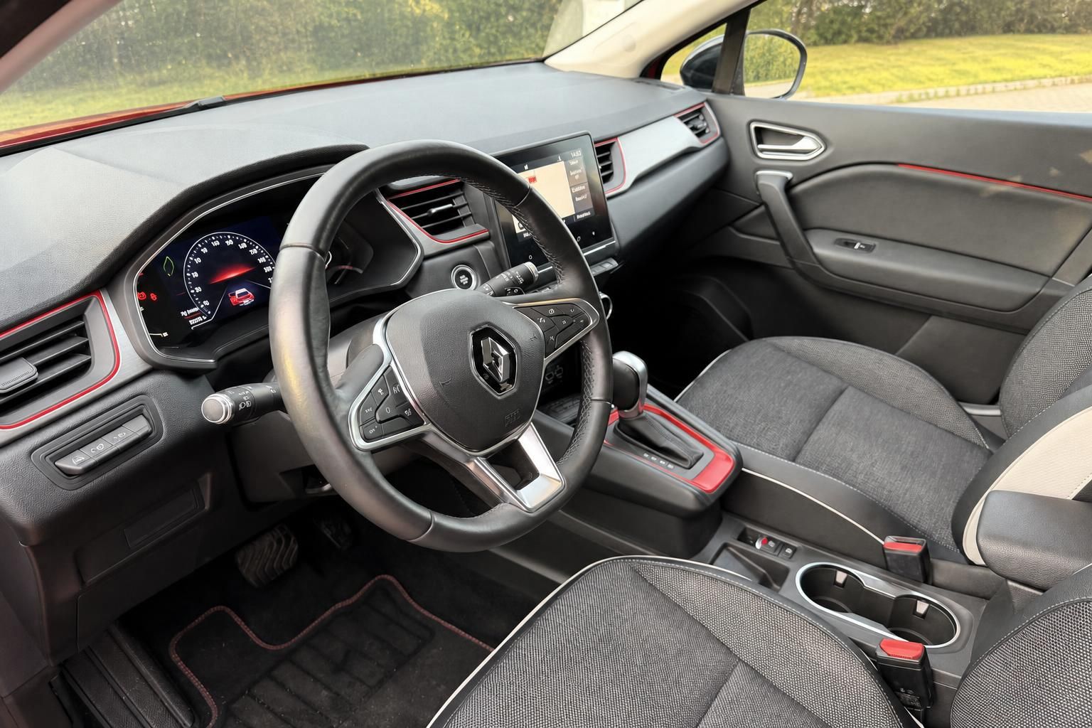 Renault Innenraum mit Cockpit, Lenkrad und Armaturenbrett