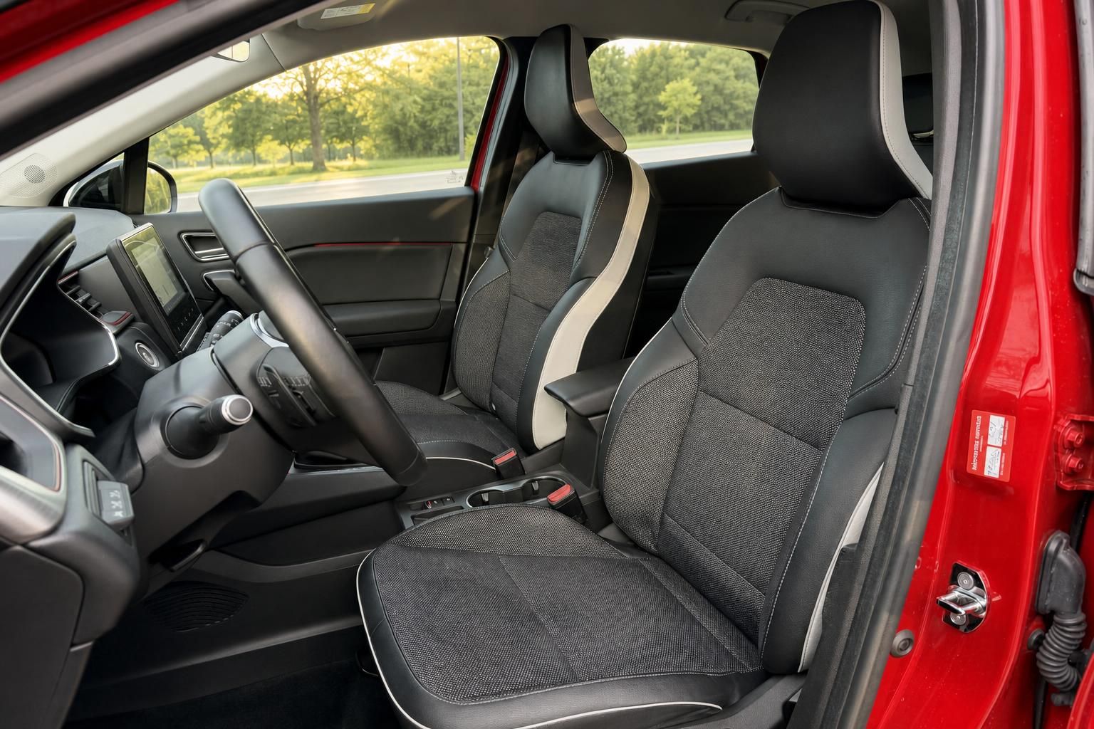 Renault Vordersitze und Cockpit mit Sportsitzen im Detail