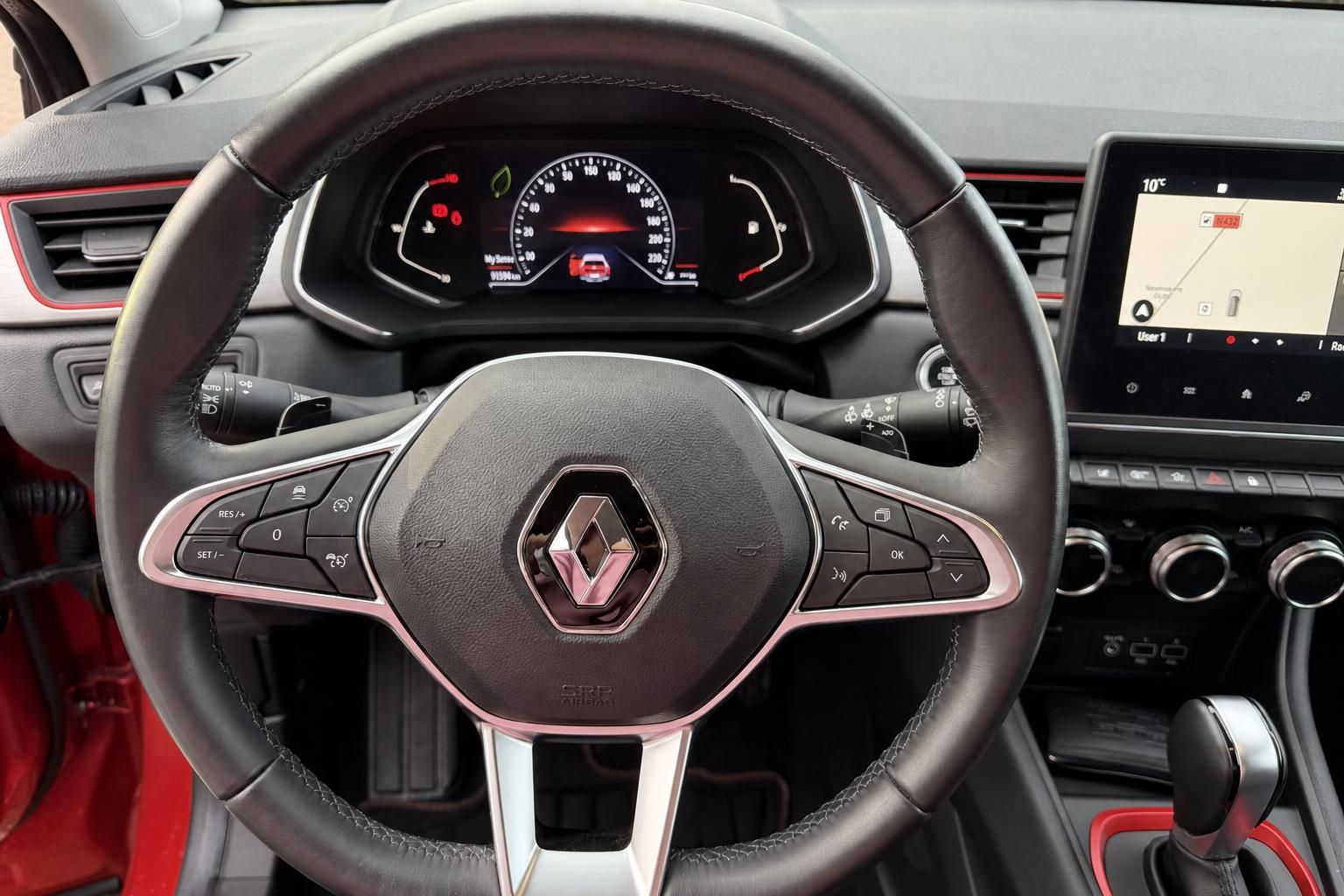 Renault Lenkrad mit Multifunktionstasten und Digitalanzeige