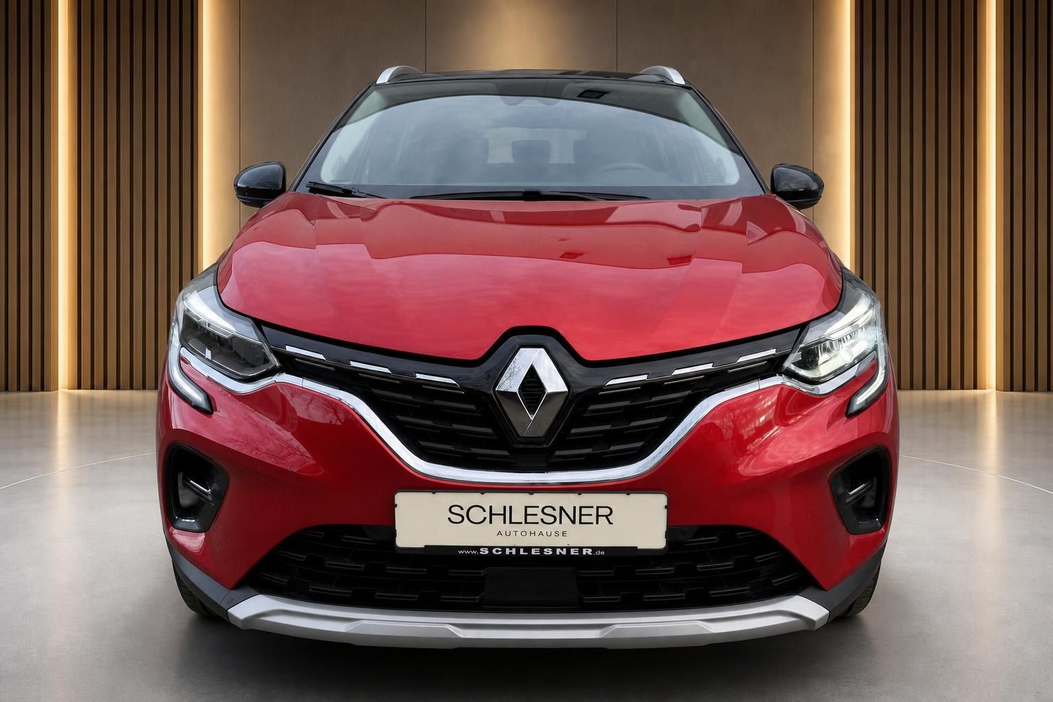 Roter Renault Captur Frontansicht mit Kuehlergrill und LED-Scheinwerfern