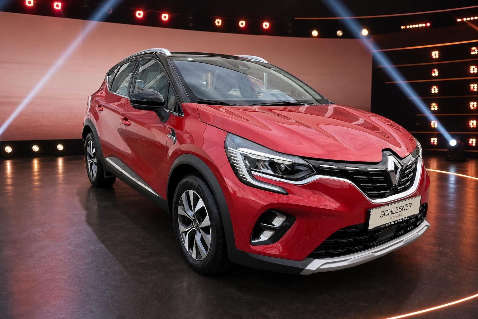 Roter Renault Captur SUV schraeg von vorne bei Praesentation