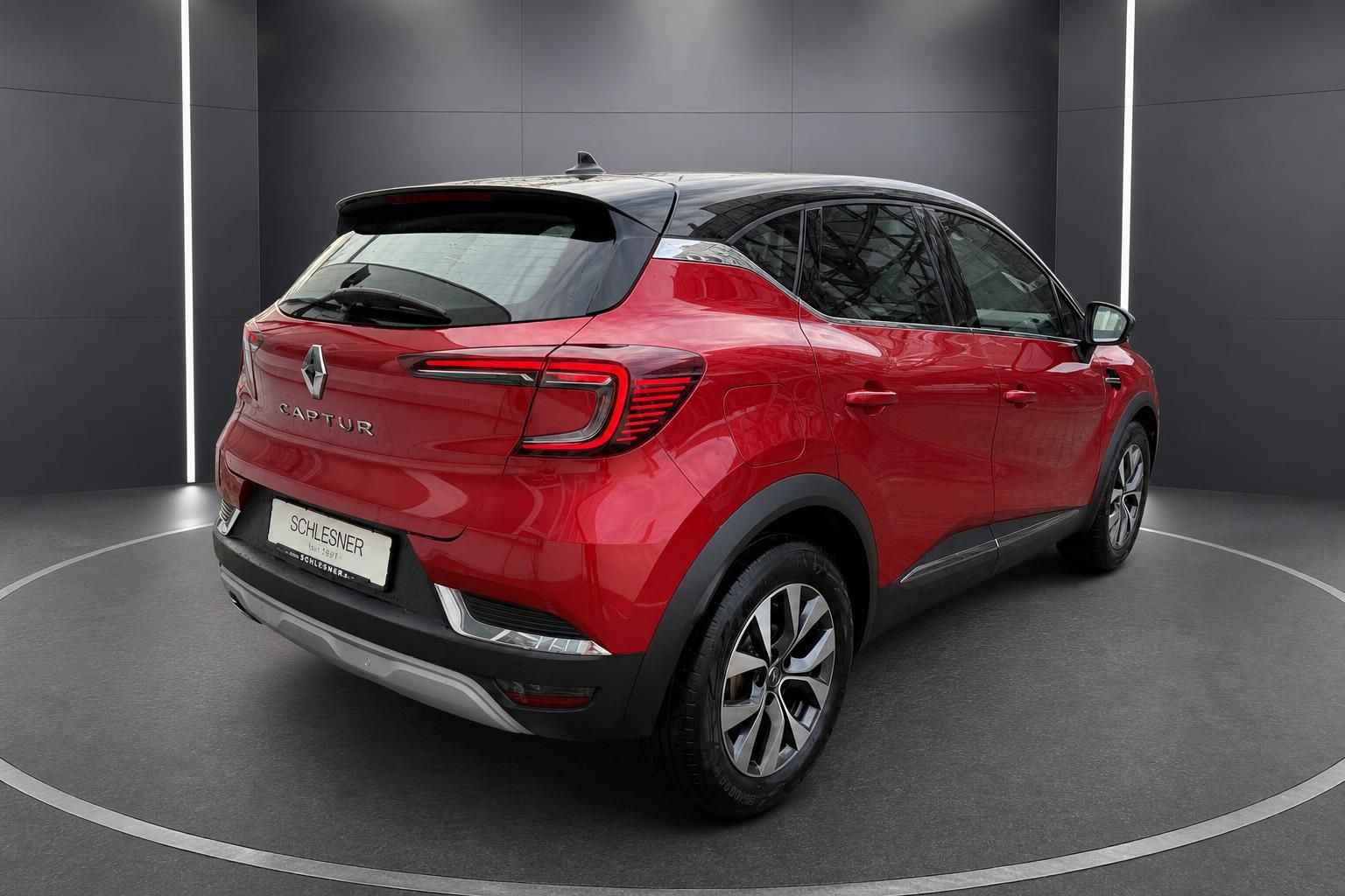 Renault Captur rot Heckansicht seitlich im Autohaus