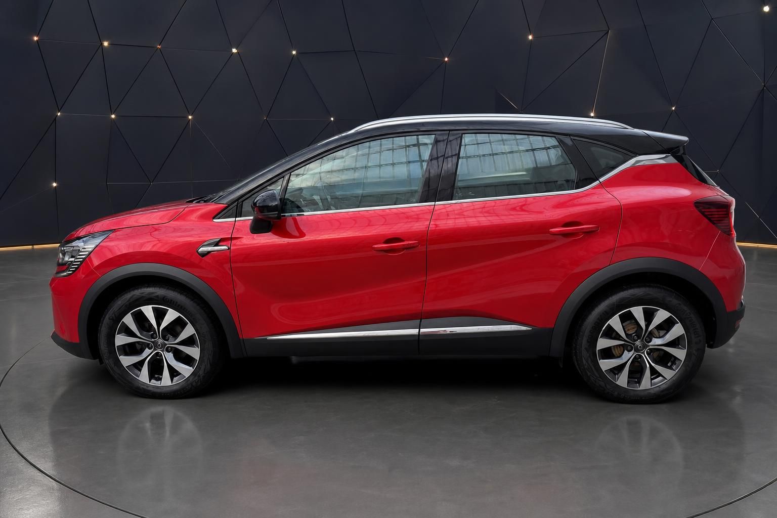 Renault Captur rot Seitenansicht im modernen Showroom