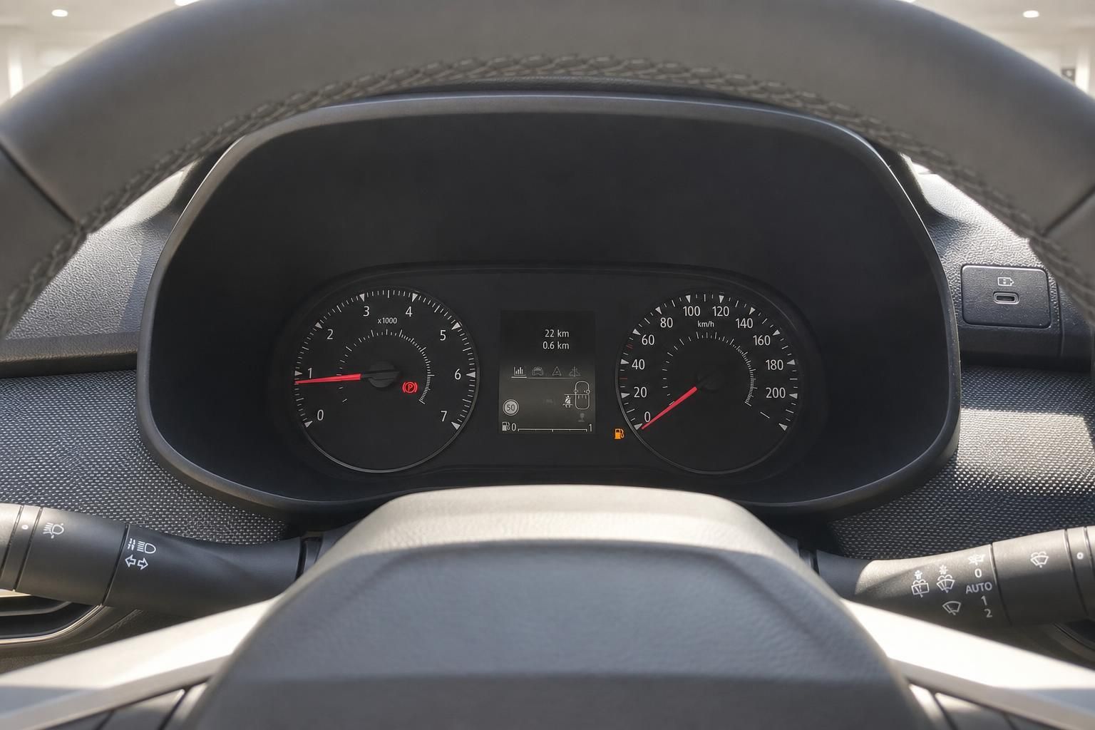 Cockpit Ansicht Tacho und Drehzahlmesser im Fahrzeuginnenraum