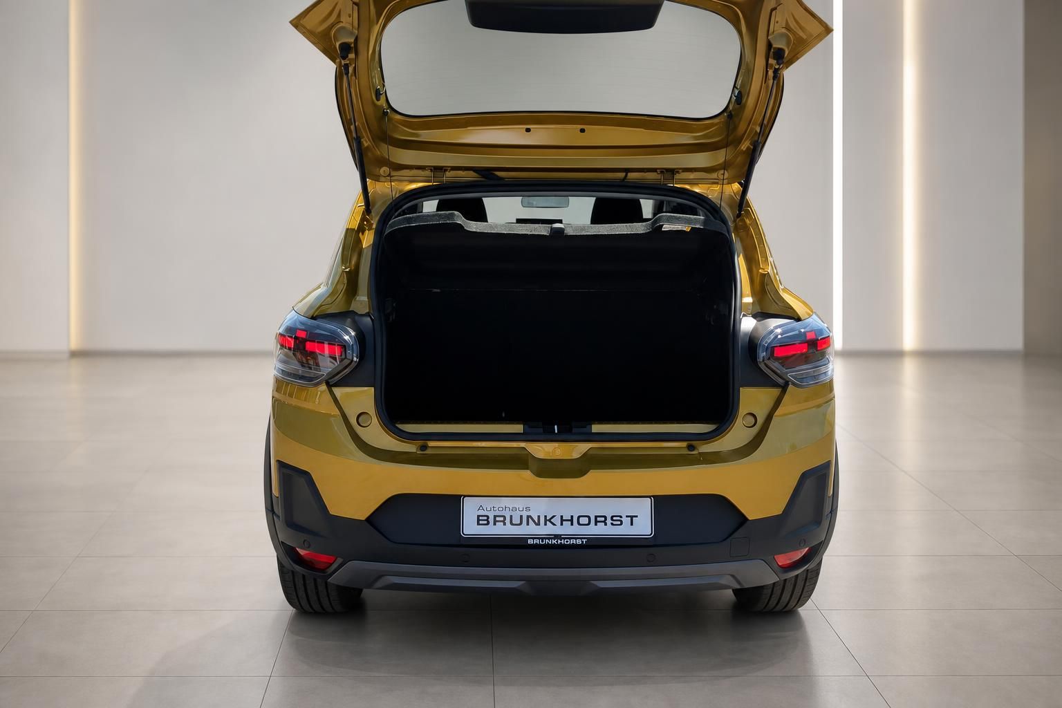 Gelber SUV mit geoeffneter Heckklappe und Kofferraum im Autohaus Brunkhorst