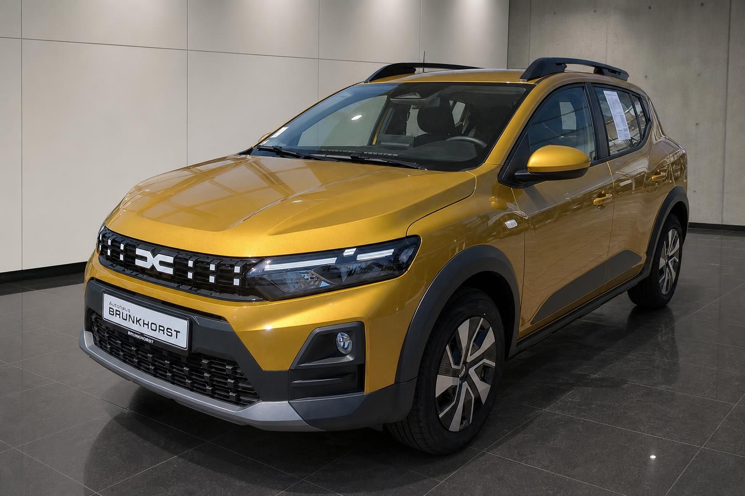 Dacia Sandero Stepway in Gelb, Frontansicht schraeg im Autohaus