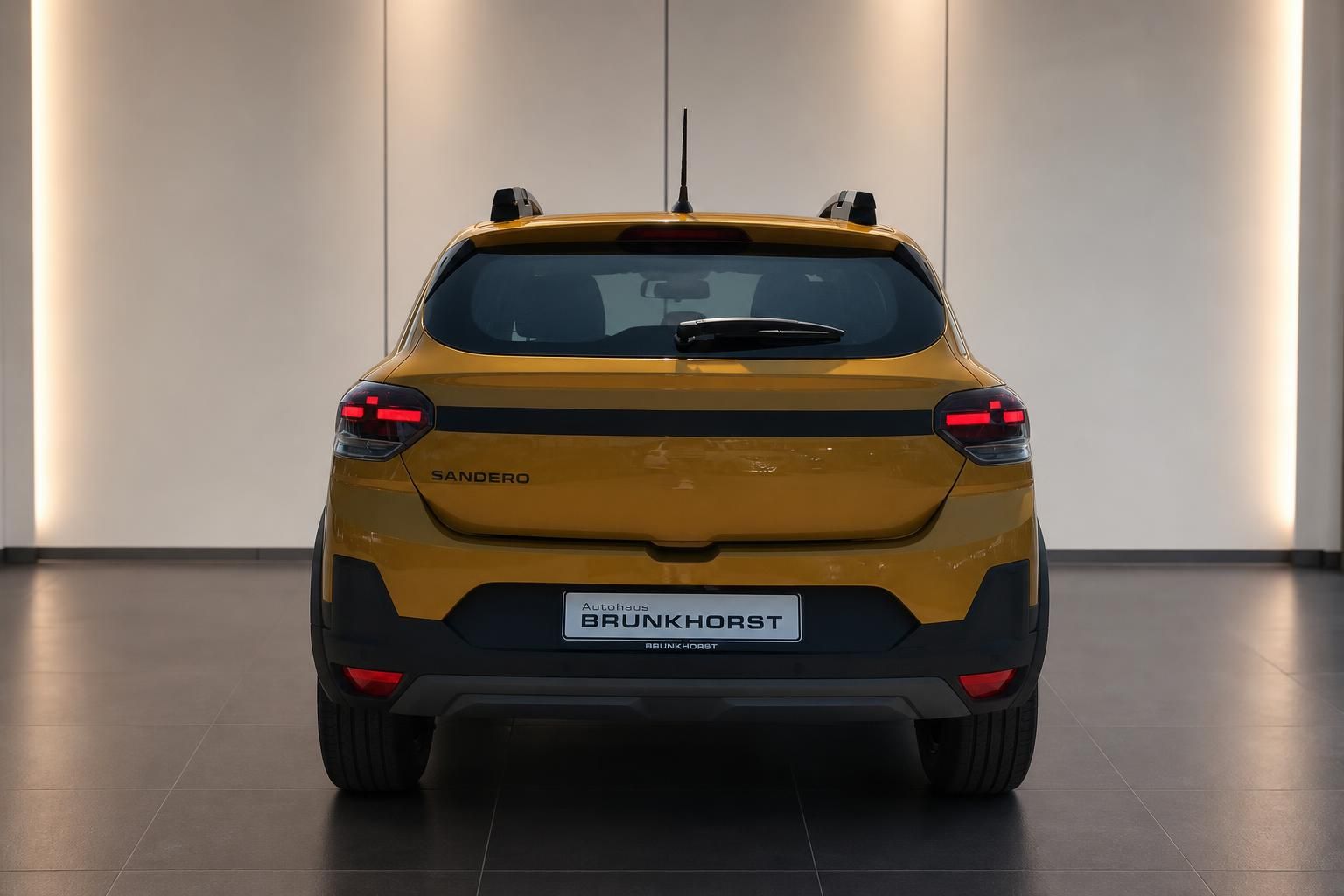 Dacia Sandero Stepway in Gelb, Heckansicht in der Autohaus-Ausstellung