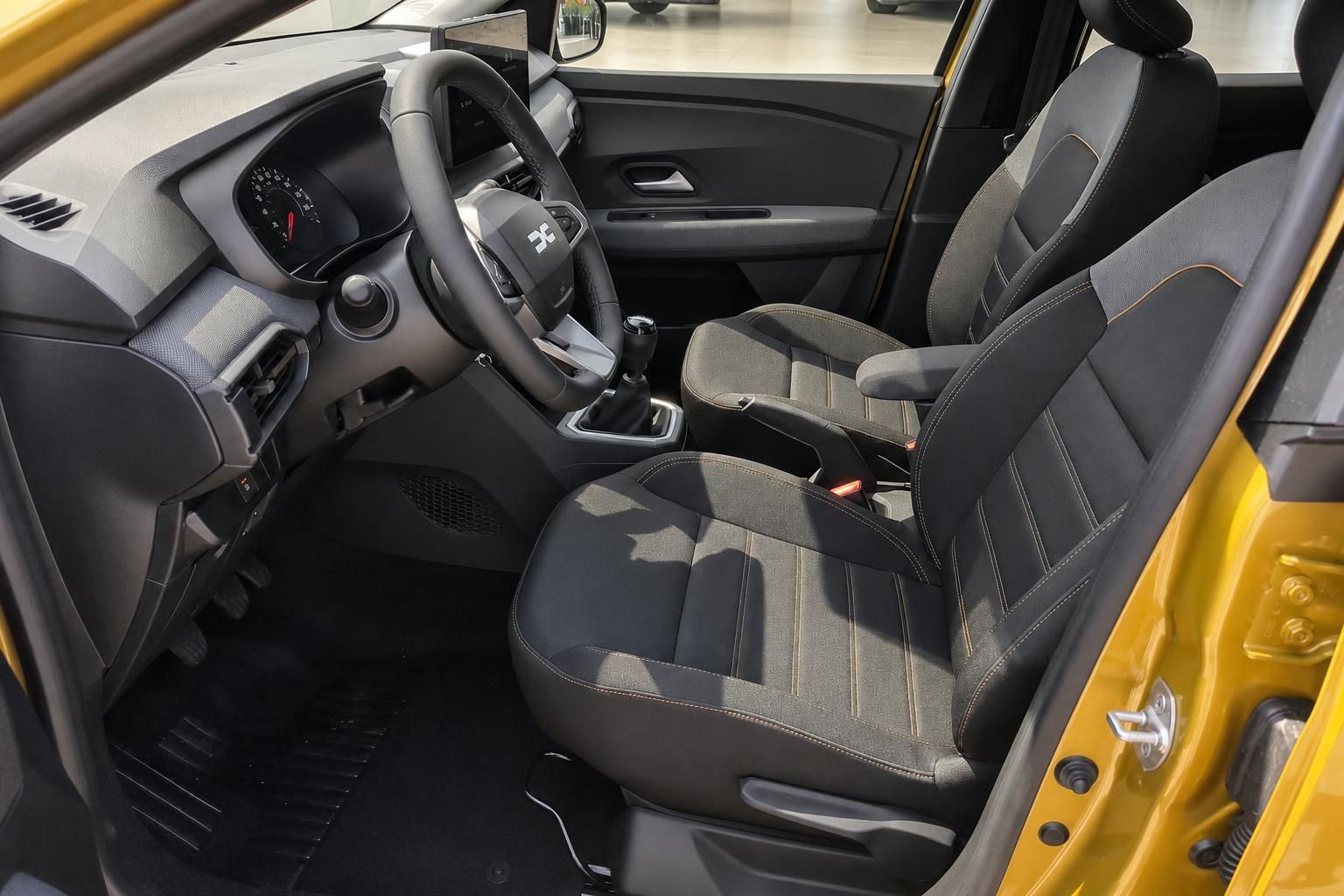 Dacia Sandero Stepway Innenraum mit schwarzen Sitzen und Schaltgetriebe