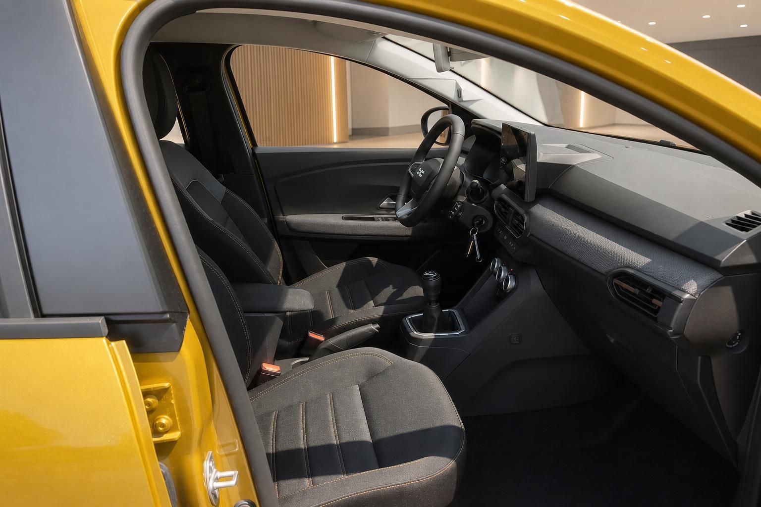 Dacia Innenraum Vordersitze und Cockpit mit Schaltung
