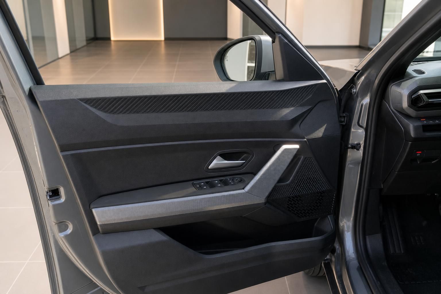 Dacia Fahrertür innen mit Bedienelementen und Seitenspiegel Detailansicht