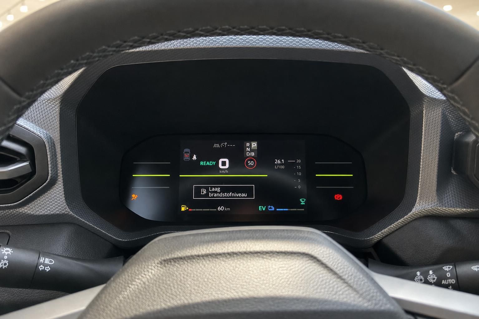 Digitales Kombiinstrument mit Anzeige und Tachometer im Fahrzeug