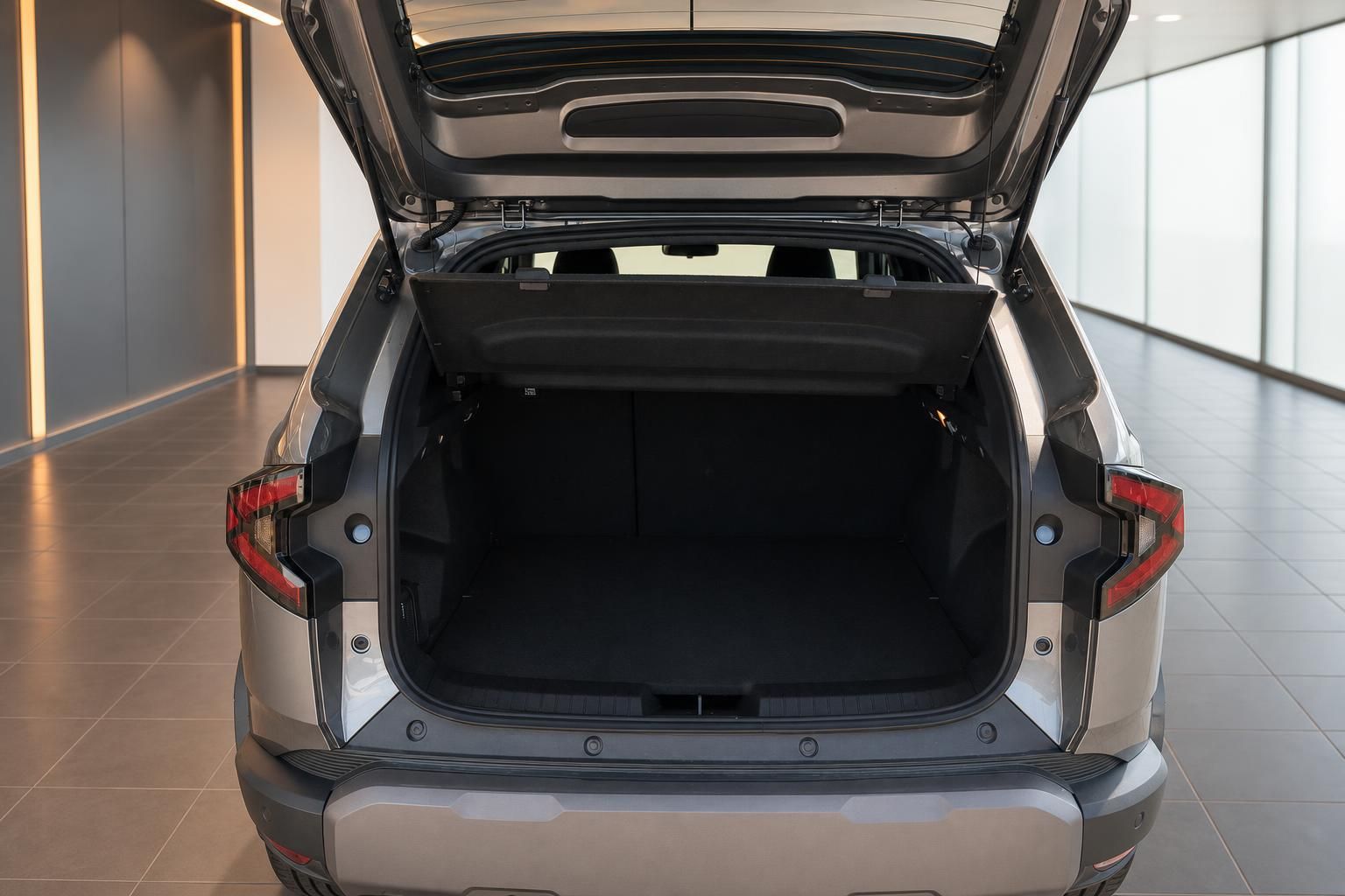Geöffneter Kofferraum eines SUV mit viel Stauraum