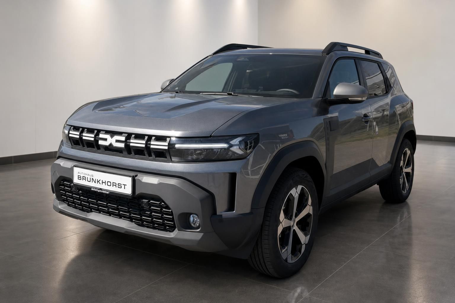 Dacia Duster grau Frontansicht Seitenperspektive im Autohaus