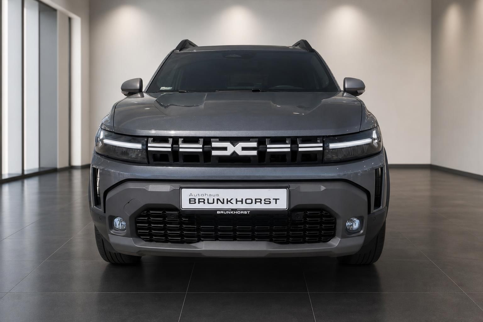 Dacia Duster Frontansicht grau mit markantem Kühlergrill Design