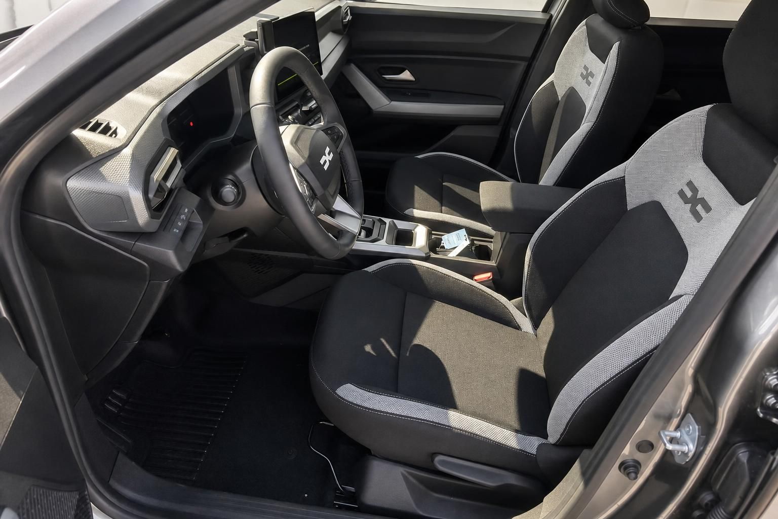 Innenraum Dacia Duster mit Vordersitzen und Cockpit Detailansicht