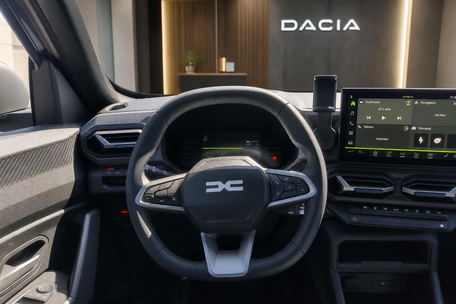 Dacia Cockpit mit Lenkrad, Digitaltacho und Touchscreen im Autohaus