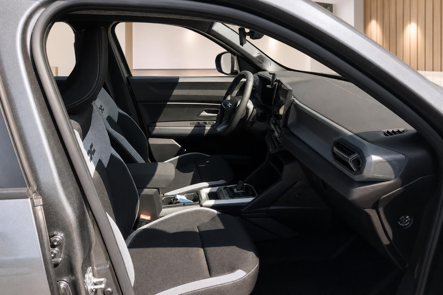Dacia Innenraum Vordersitze und Cockpit mit Lederlenkrad im Detail