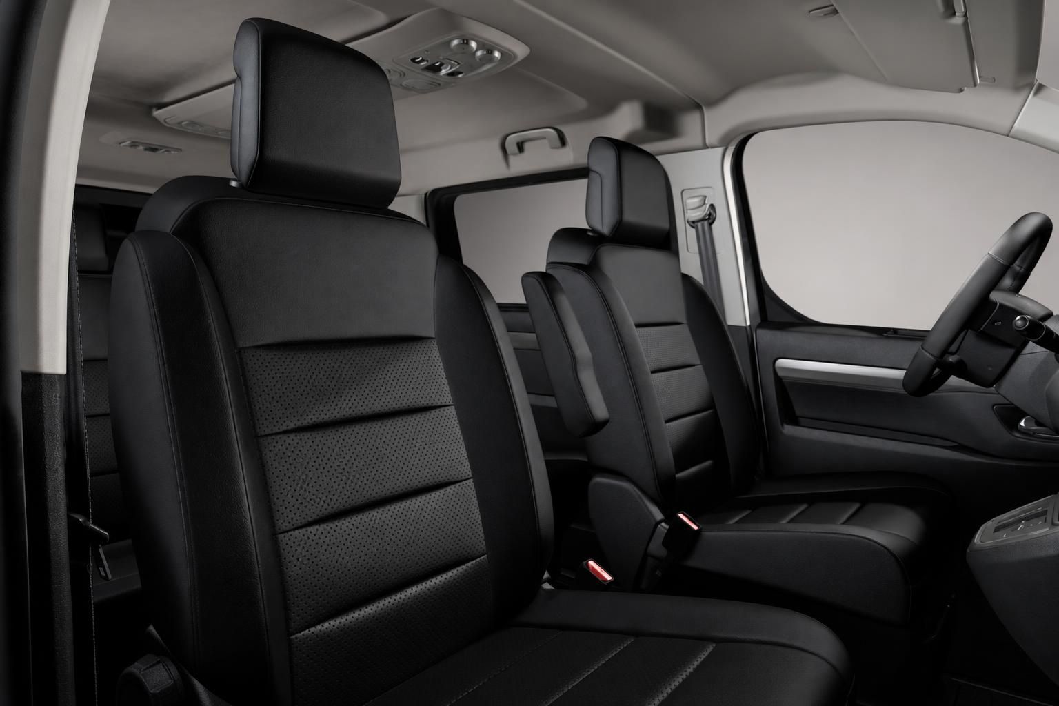 Citroën Spacetourer Innenraum – schwarze Sitze mit Kopfstützen und Lenkrad in der Fahrerkabine
