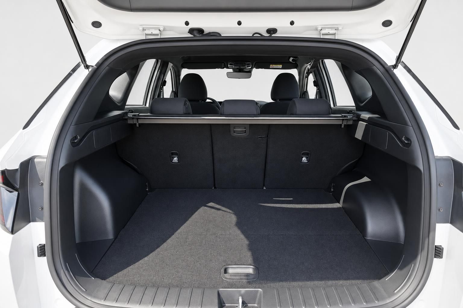 Geöffneter Kofferraum eines weißen SUV mit leerem Ladeboden und Gepäcknetz
