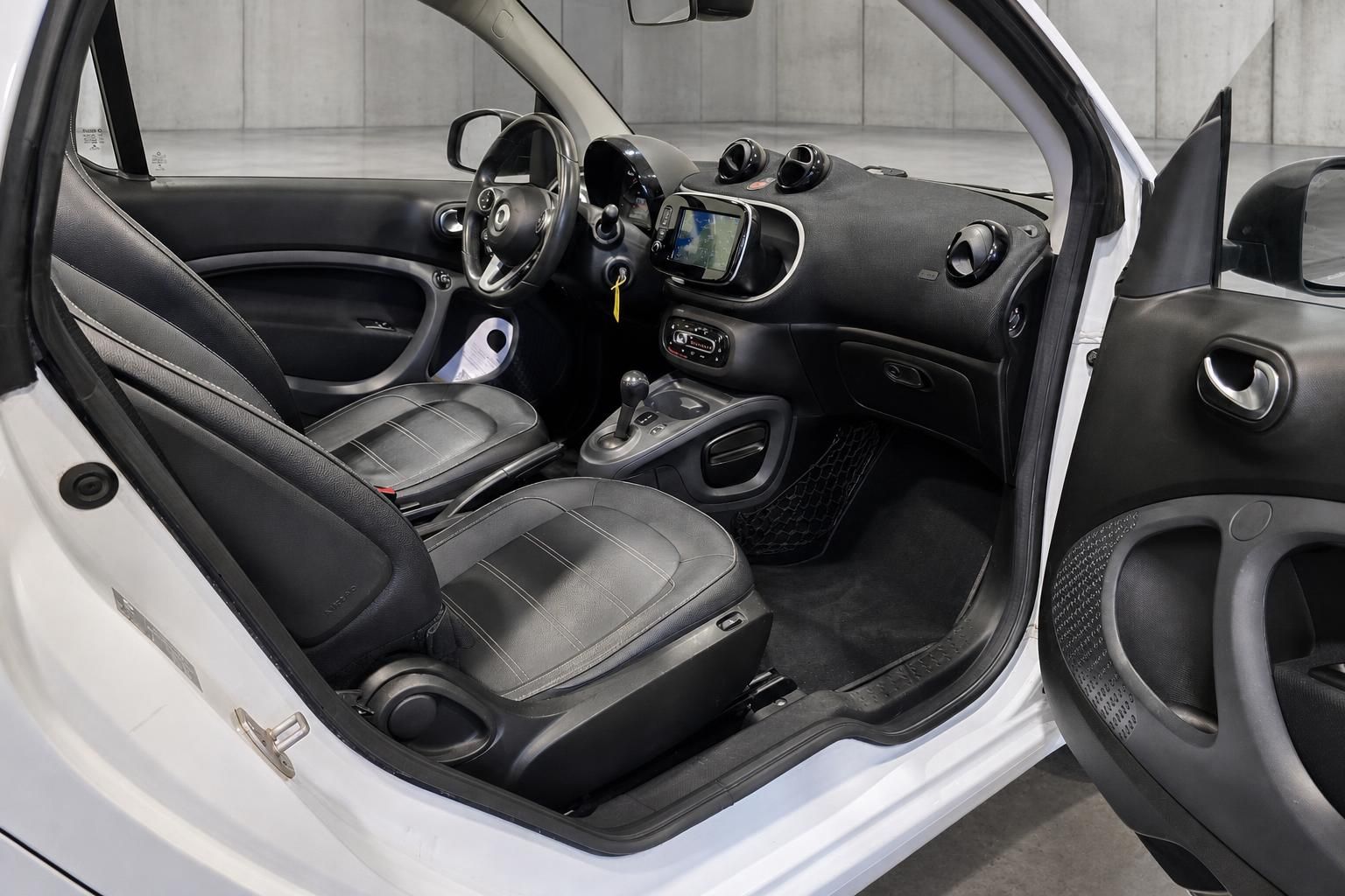 Smart Innenraum mit schwarzen Lederitzsitzen und Cockpit