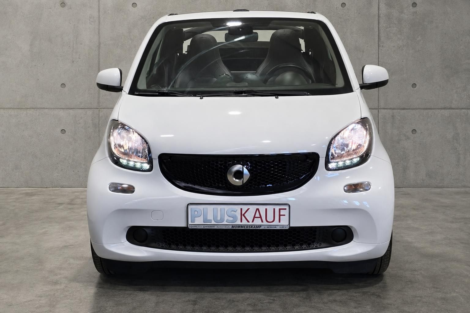 Weißer Smart Cabrio Frontansicht mit schwarzem Kühlergrill