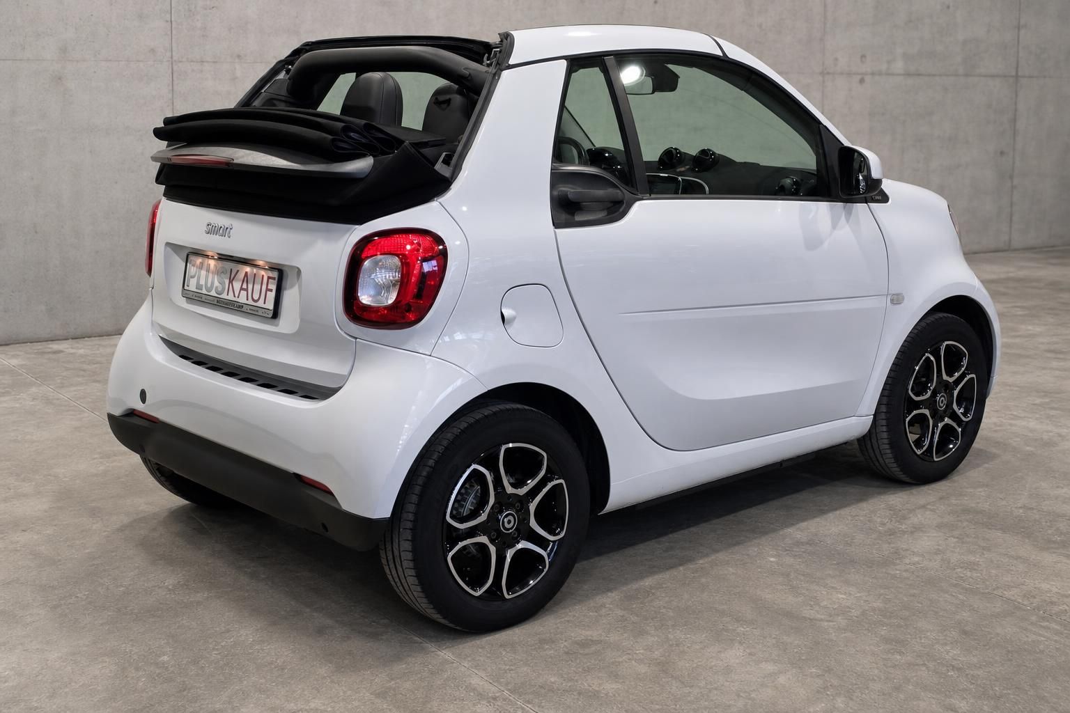 Smart Fortwo Cabrio weiß, Heckansicht mit geöffnetem Verdeck