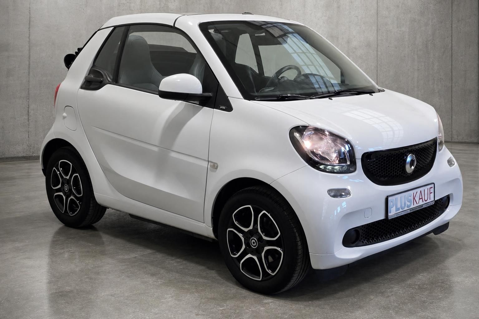 Smart Fortwo weiß, Seitenansicht schräg von vorne