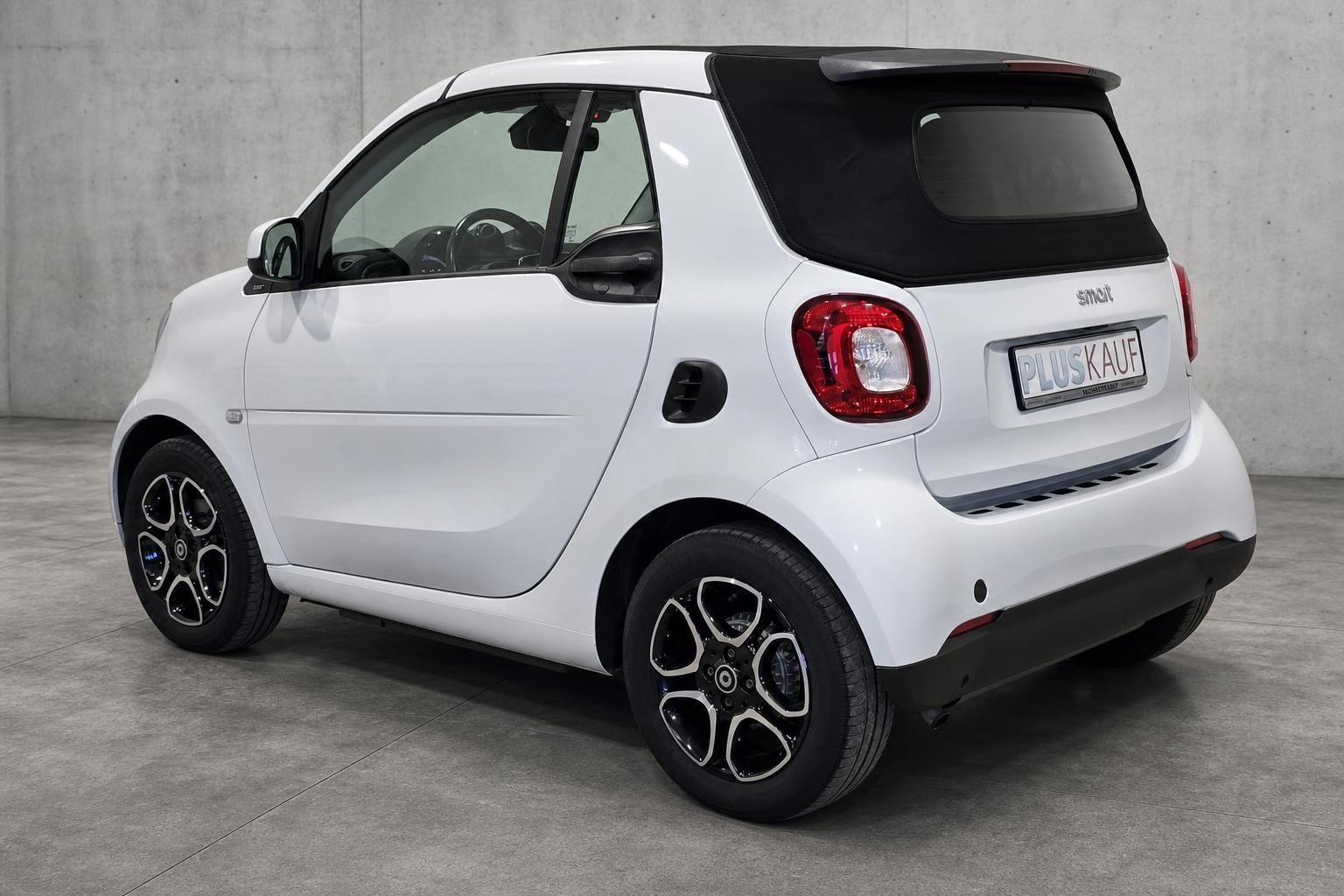 Smart Fortwo Cabrio weiß, Heckansicht mit schwarzem Verdeck