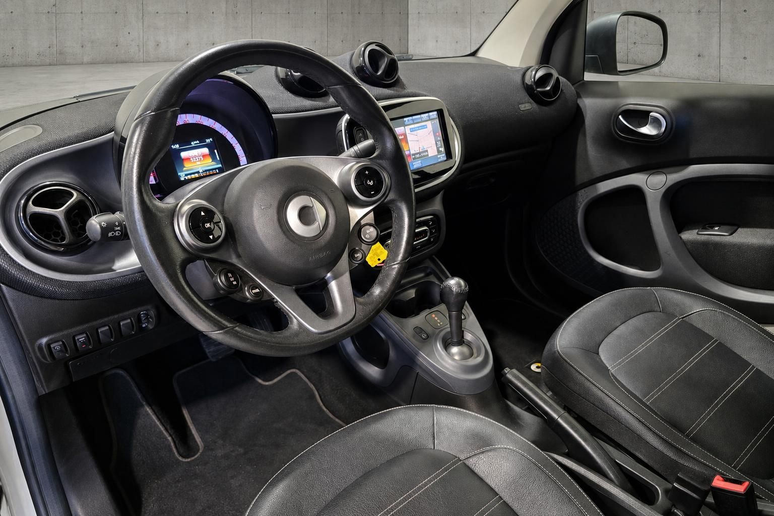 Smart Fortwo Innenraum mit Lenkrad und Cockpit im Detail