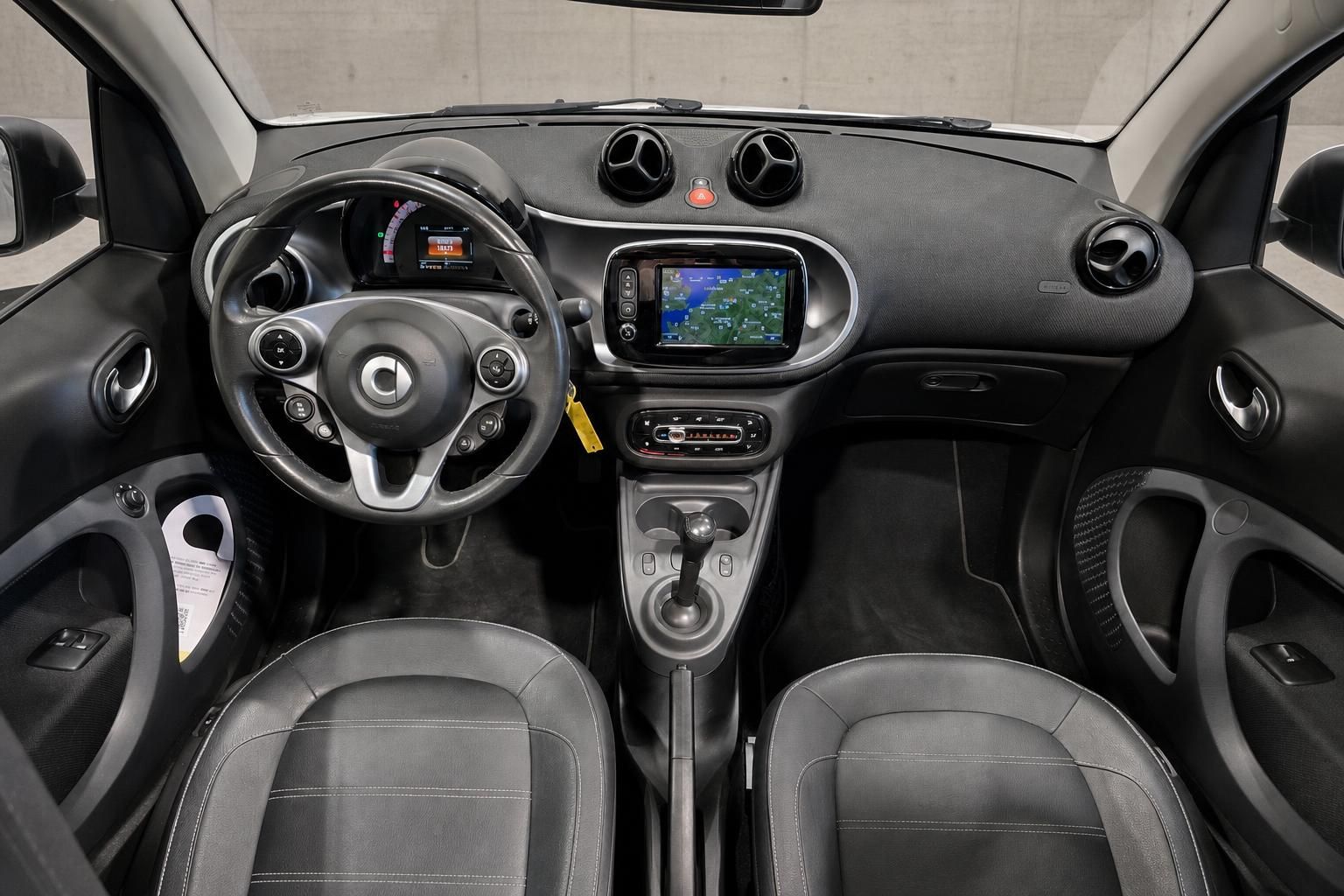 Cockpit und Armaturenbrett eines Smart mit Navigationssystem