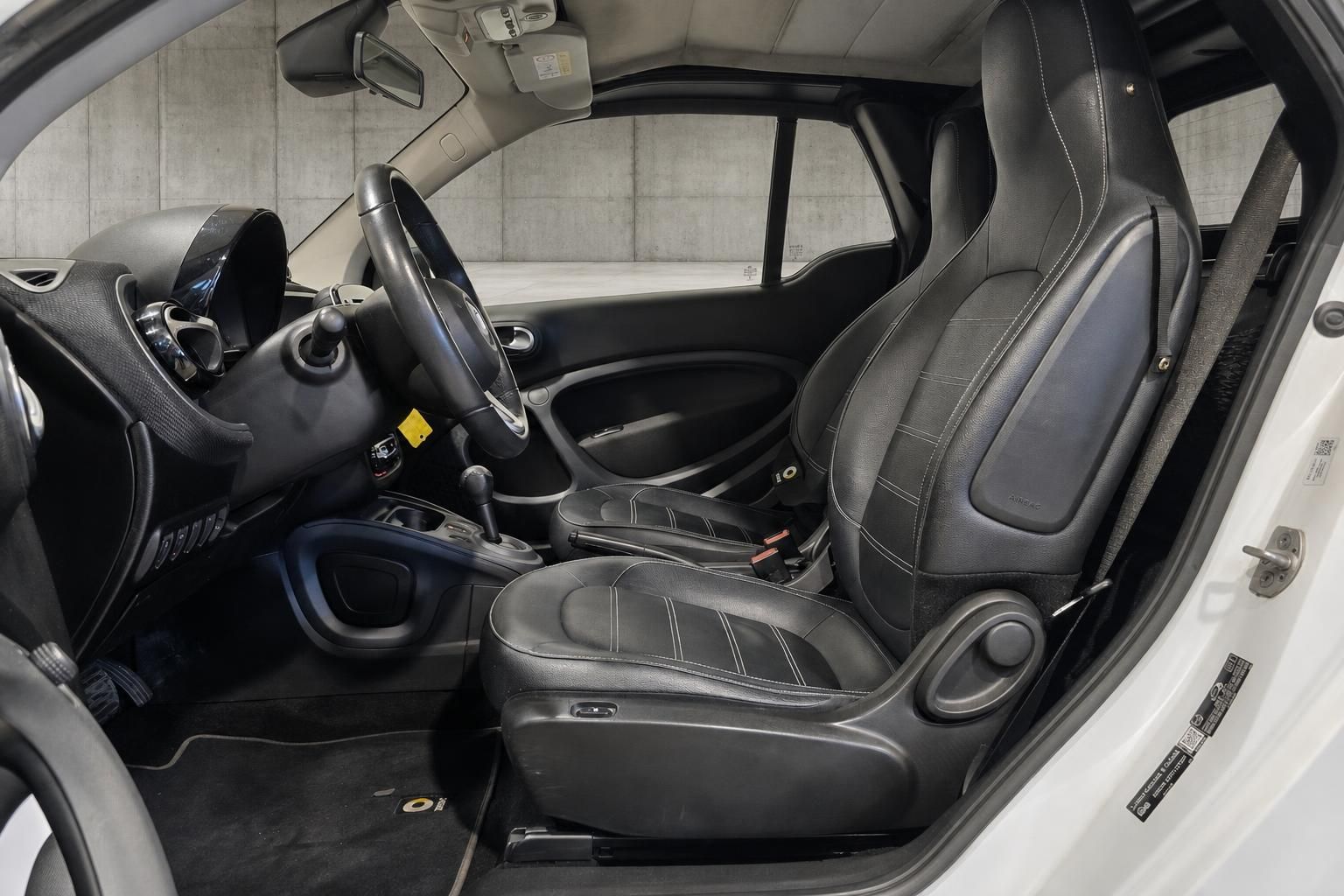 Smart Innenraum mit schwarzen Ledersitzen und Cabrio-Überrollbügel