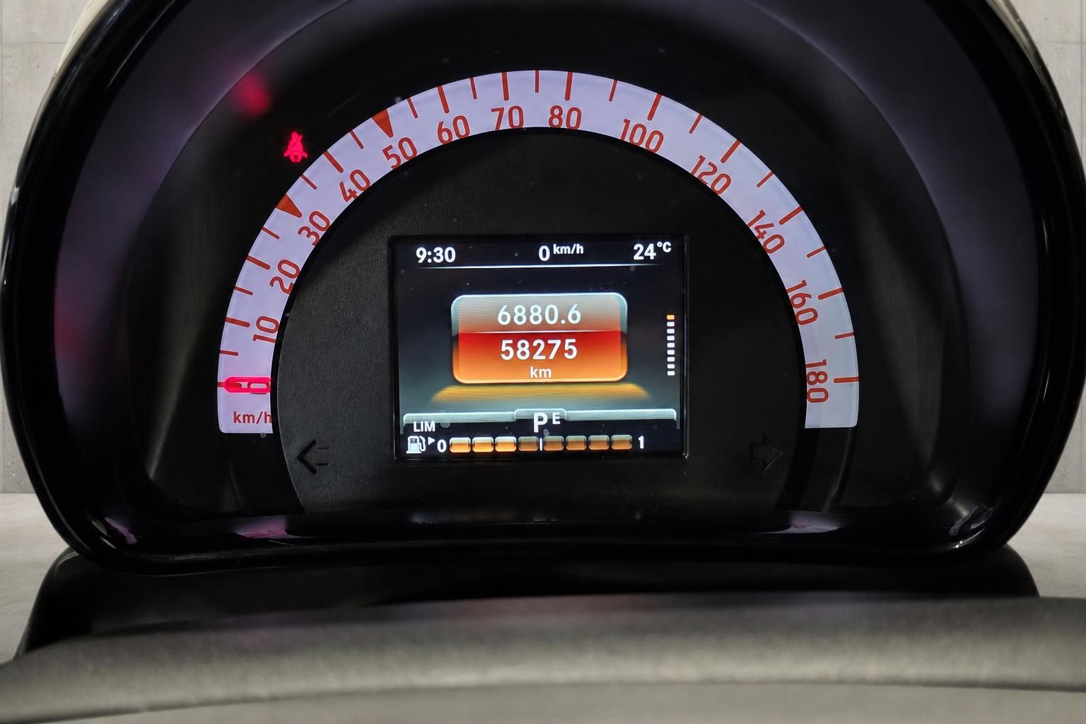 Tachometer eines Smart mit digitaler Kilometeranzeige 58275 km