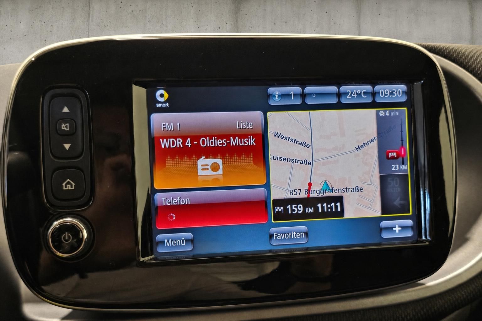 Navigationsdisplay im Smart mit Kartenansicht und Radiofunktion