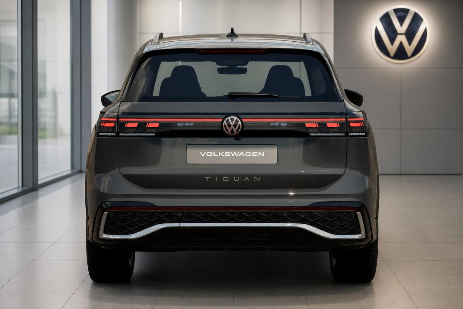 VW Tiguan grau Heckansicht mit VW Logo im Showroom