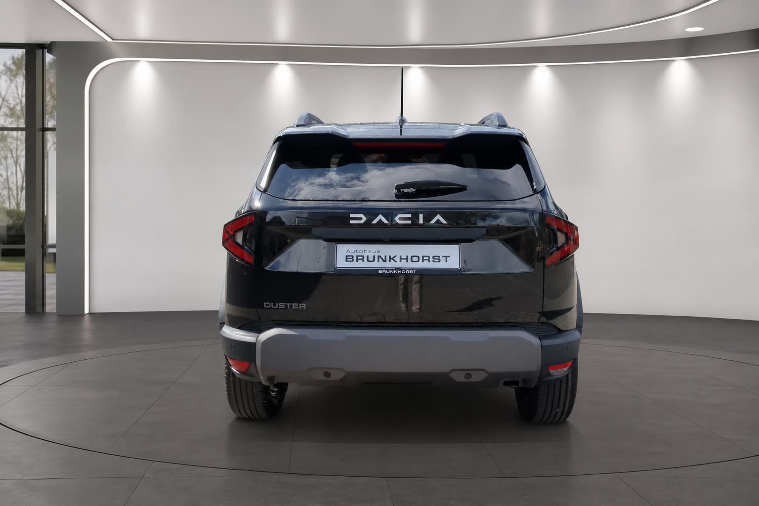 Dacia Duster Heckansicht in anthrazit im Autohaus Brunkhorst Showroom