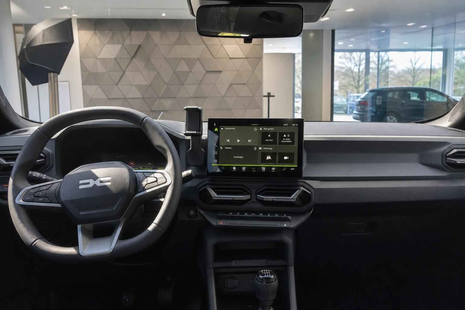 Dacia Innenraum mit modernem Cockpit und Touchscreen-Display im Autohaus