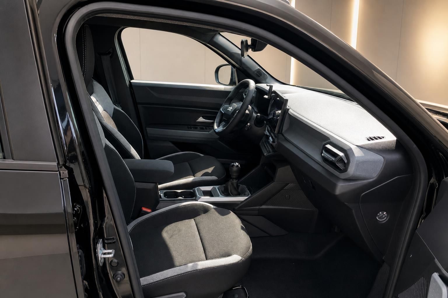 Fahrzeug Innenraum mit schwarzen Sitzen und modernem Cockpit - Detailansicht Fahrgastraum