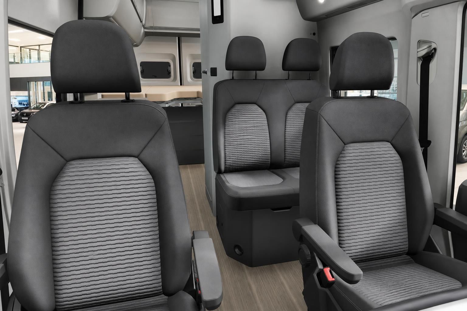 VW Grand California Innenraum mit Sitzbank und Ledersitzen im Detail