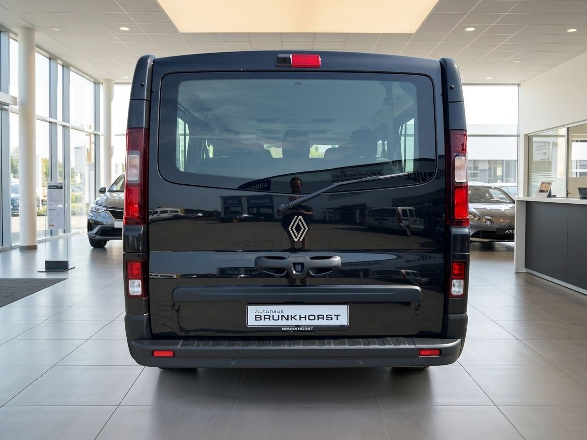 Renault Van in schwarz - Heckansicht mit Hecktüren im Autohaus Brunklhorst