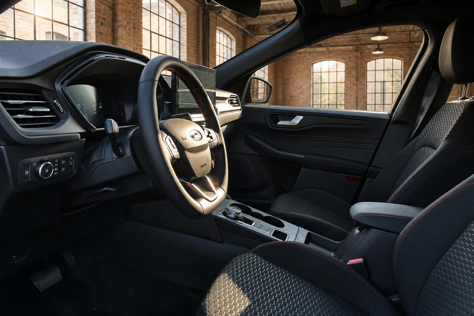 Ford Innenraum mit Lederlenkrad und Sportsitzen im Detail