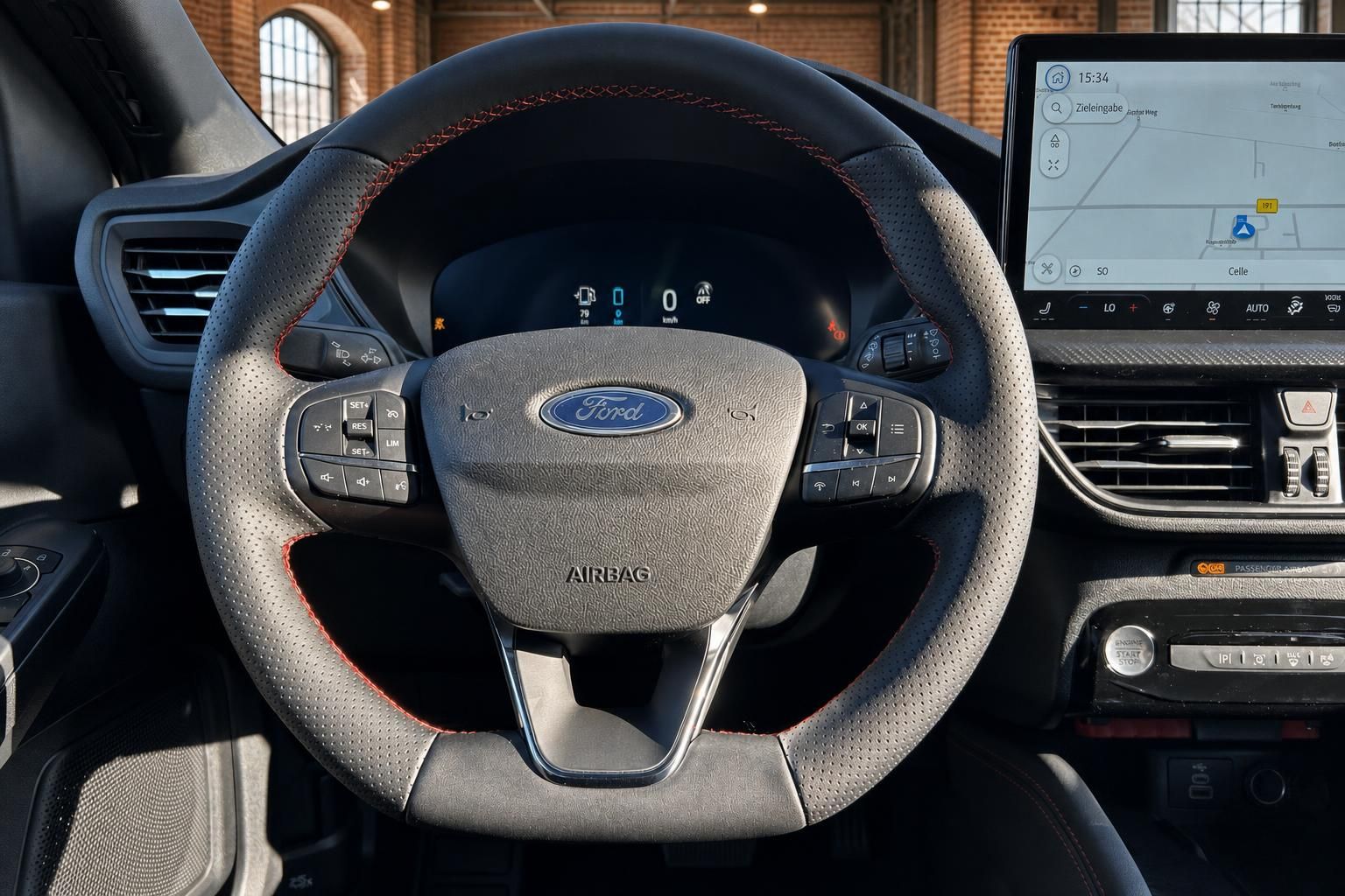 Ford Lenkrad Nahaufnahme mit Tacho und Navigationsbildschirm