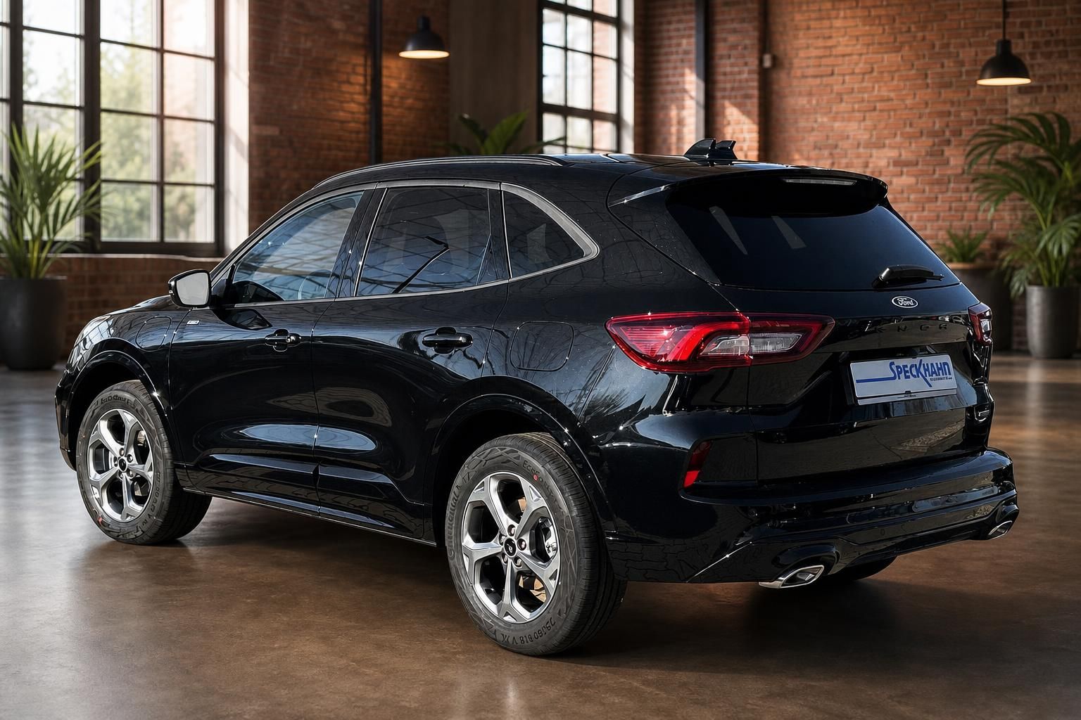 Ford Kuga schwarz Heck seitlich in Loftgebäude mit Pflanzen
