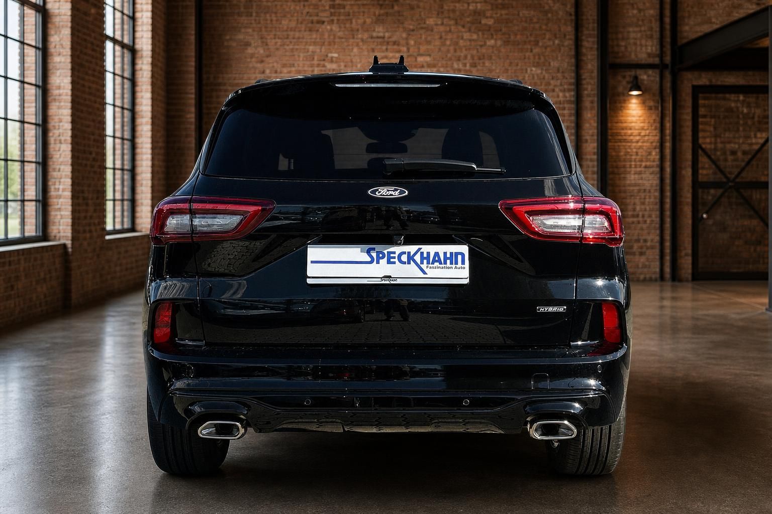Ford Kuga Hybrid schwarz Heckansicht mit Ford Logo
