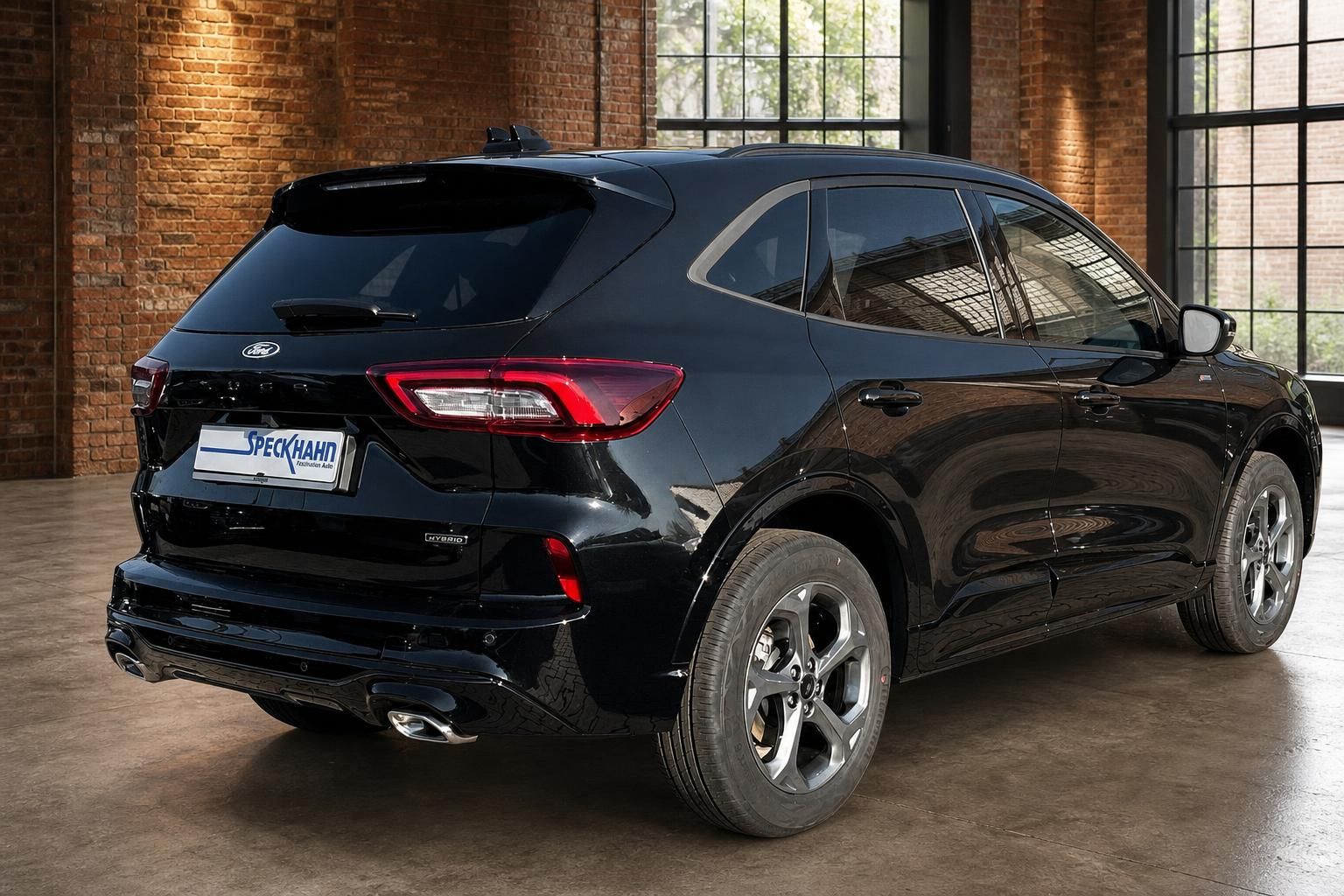 Ford Kuga Hybrid schwarz Heckansicht seitlich vor Fenster