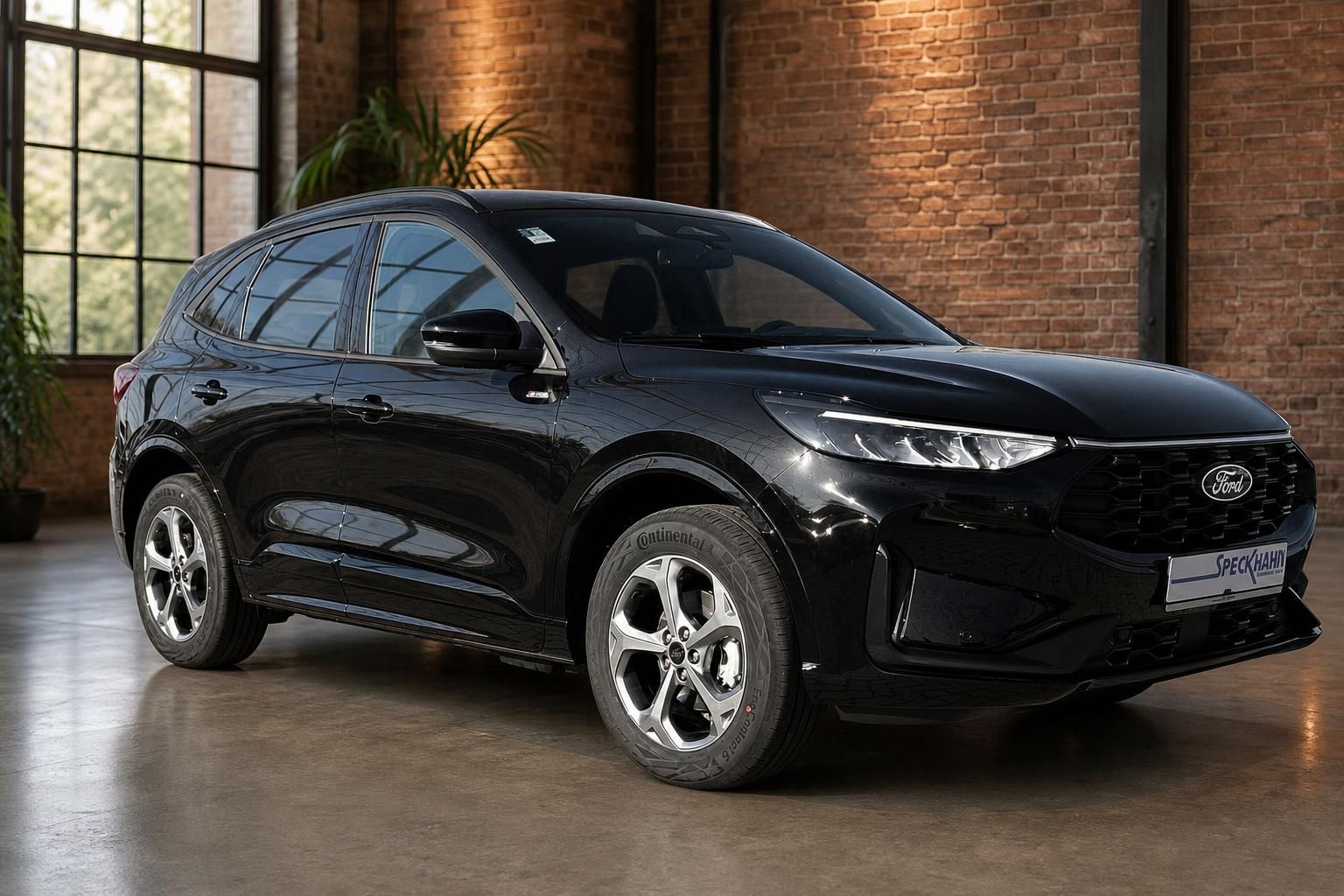 Ford Kuga schwarz Frontansicht seitlich in Industriehalle