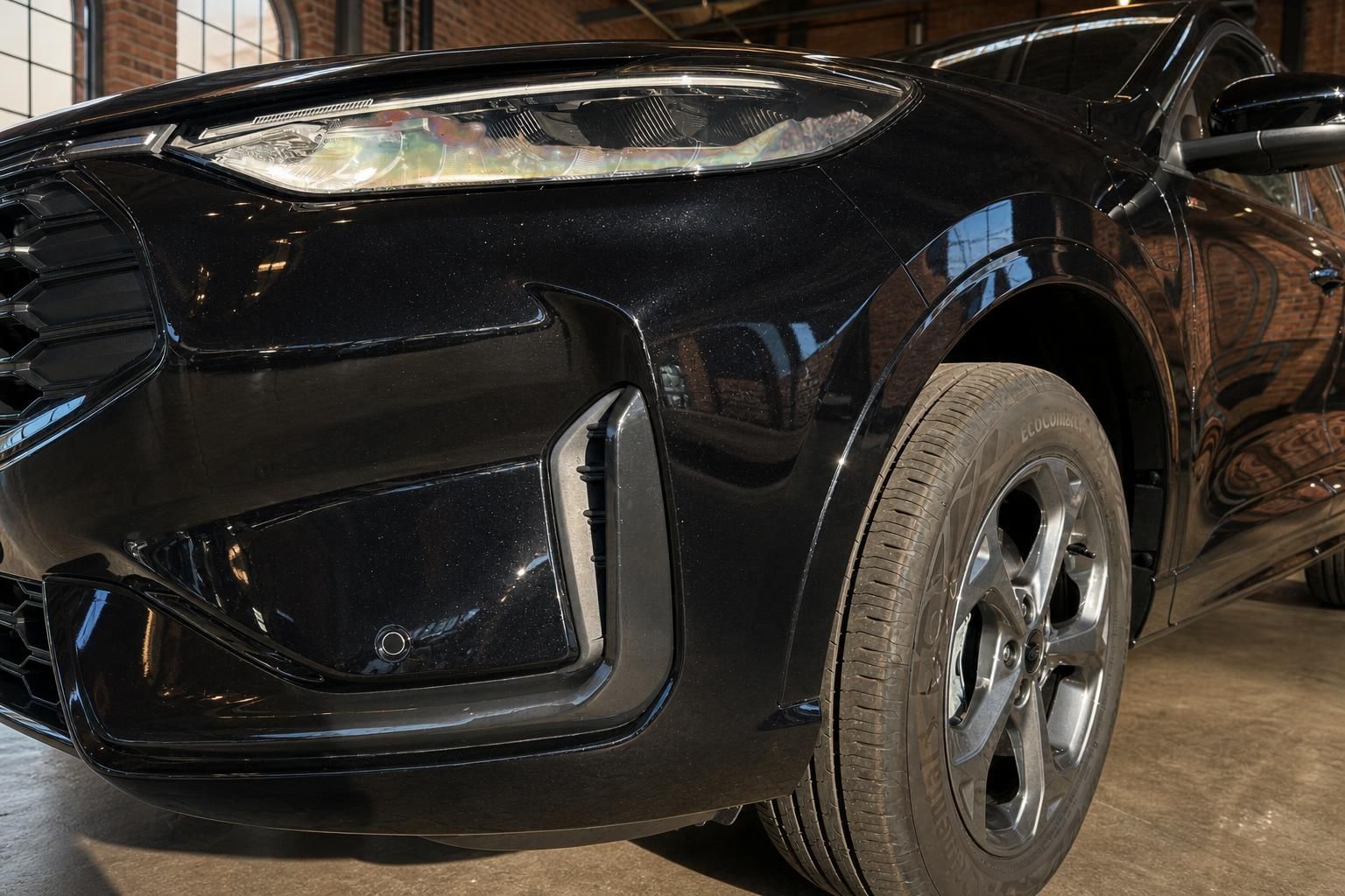 Ford SUV in Schwarz, Detailansicht Frontpartie und Scheinwerfer