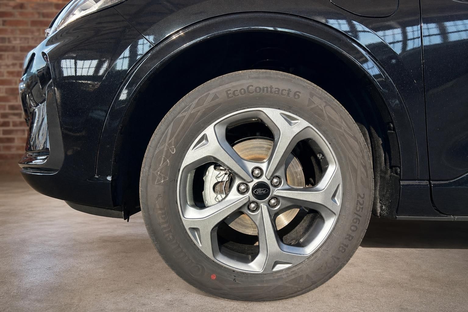 Ford SUV Schwarz, Nahaufnahme Alufelge und Bremsanlage