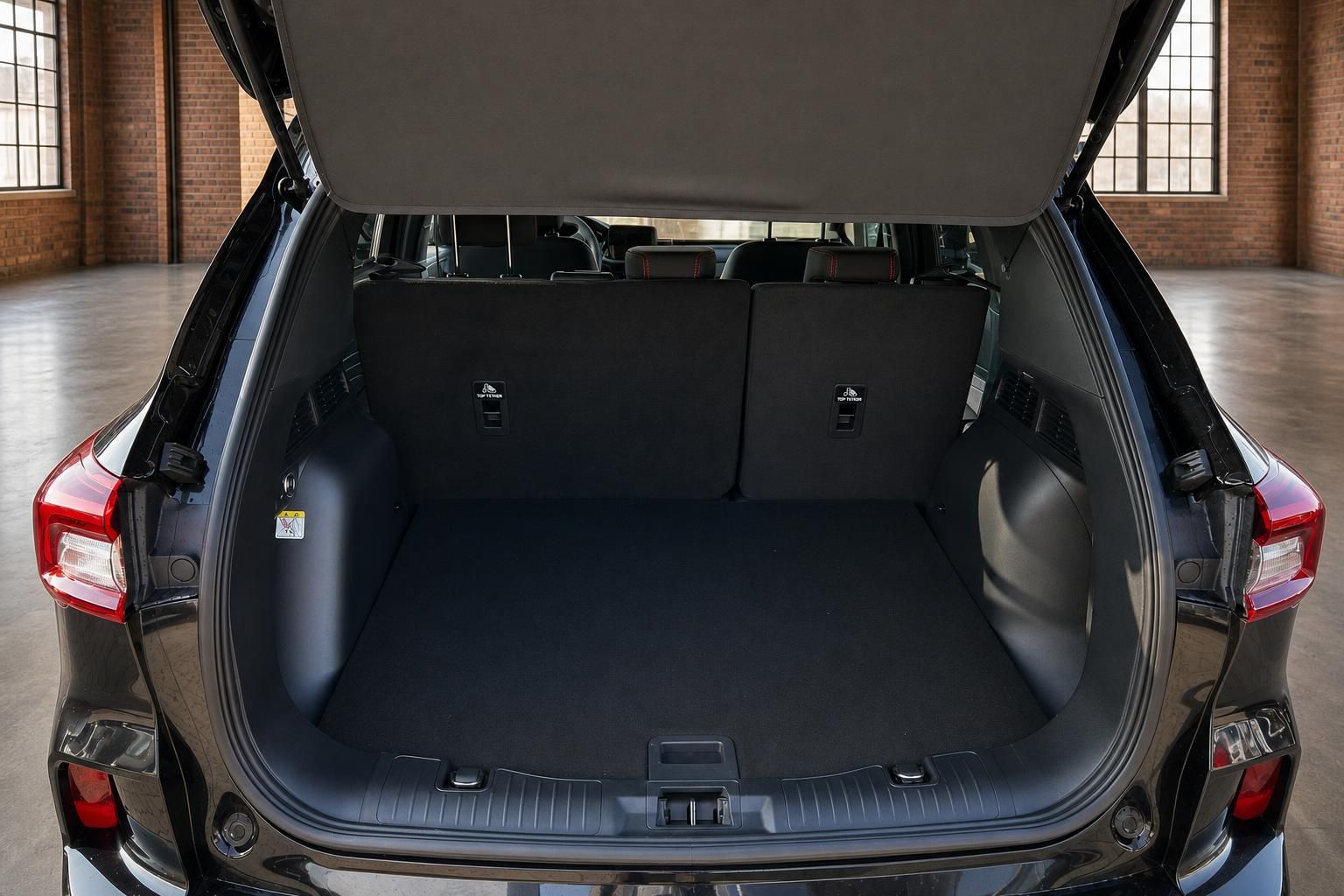 Ford SUV Kofferraum mit umgeklappten Rücksitzen, offene Heckklappe